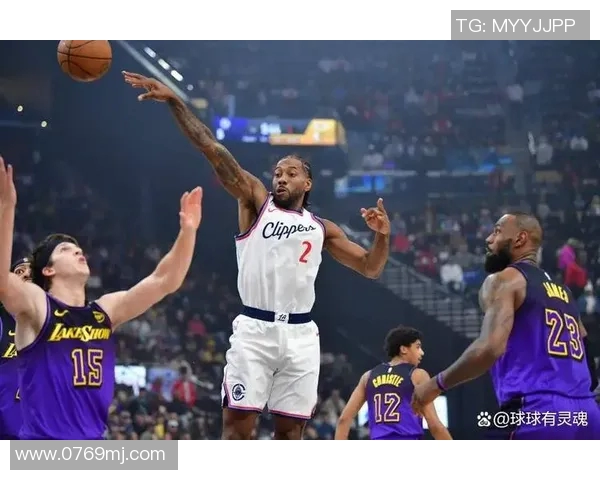 快船与湖人夏季赛精彩对决回顾球星表现与战术分析全景呈现